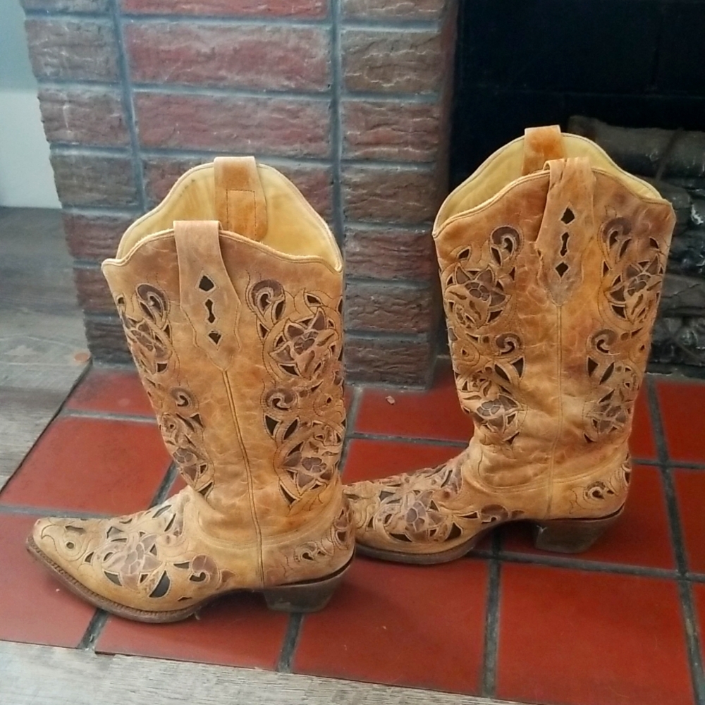 *Corral Size 10M boots!*